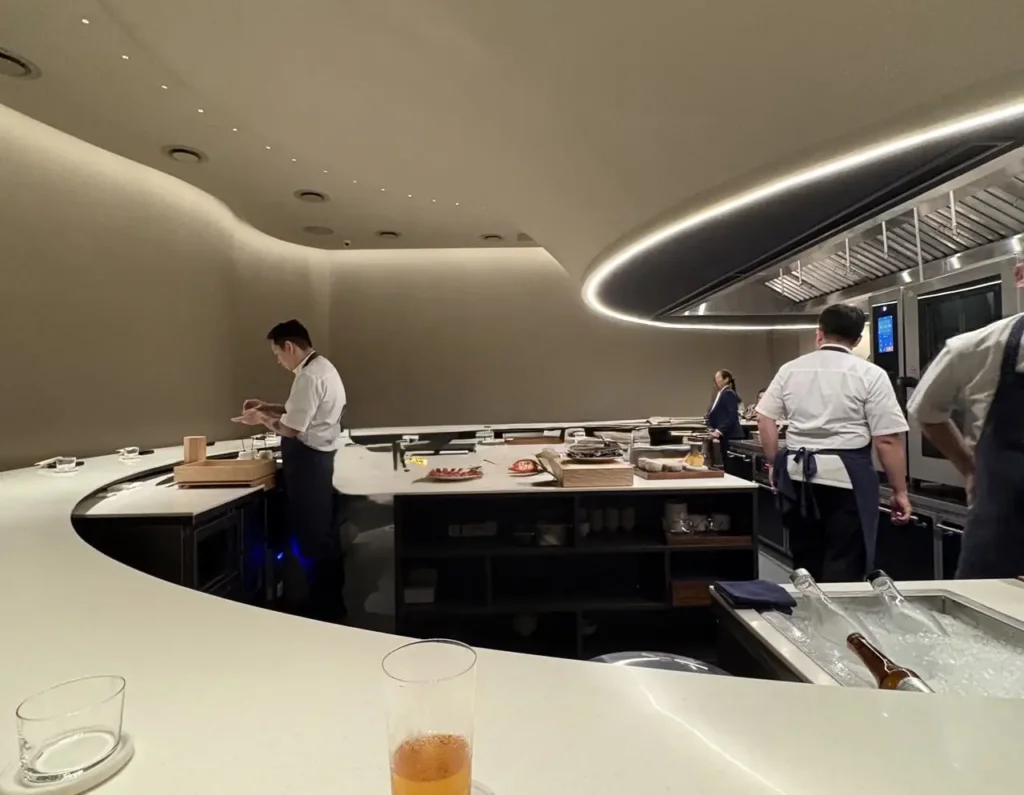 One Bangkok内にある寿司レストラン「fillet」の店内。円形カウンターと照明が印象的なモダンデザイン。